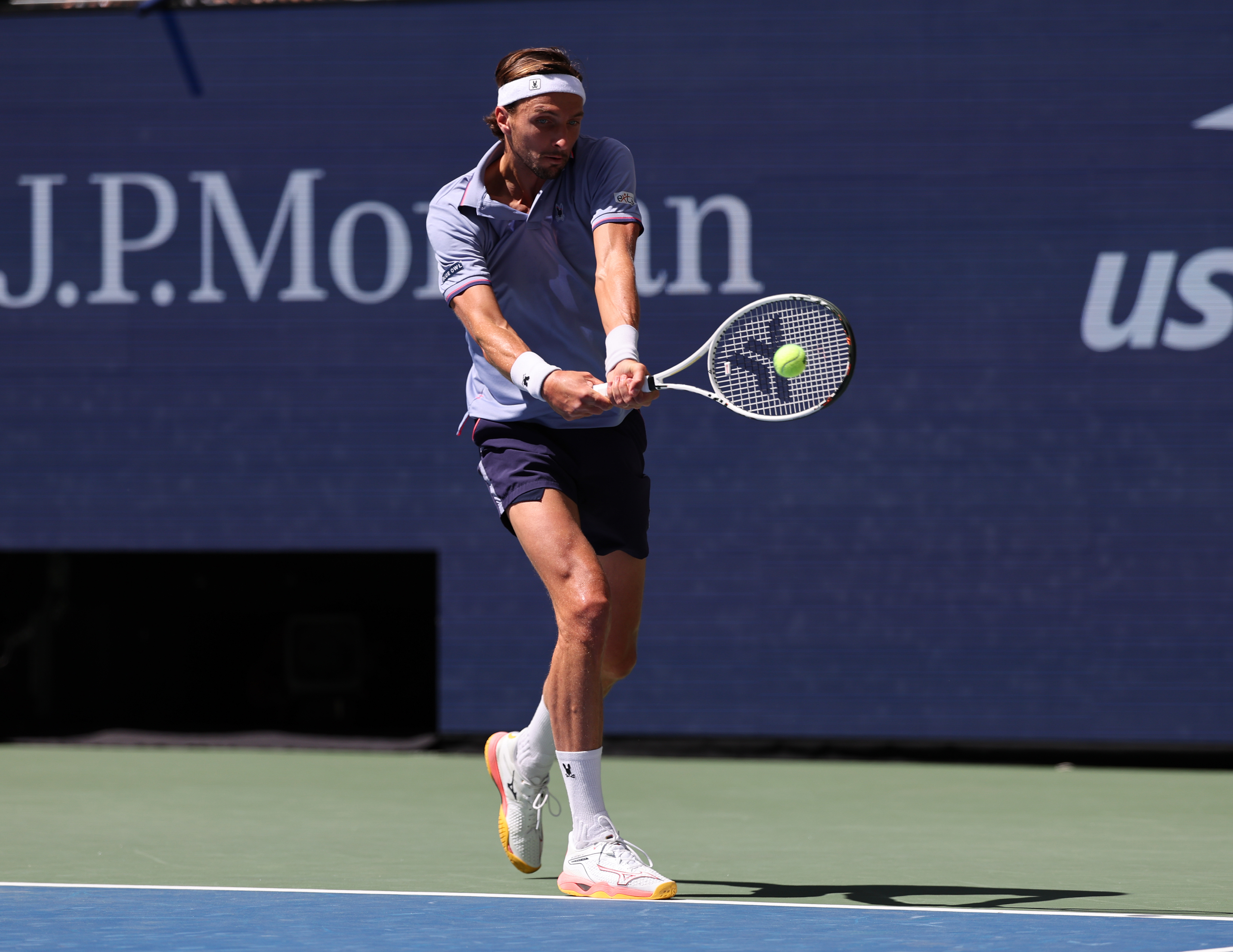 Arthur Rinderknech se mostró sólido con su saque, pero no fue suficiente para poner en verdaderos aprietos a Alcaraz.