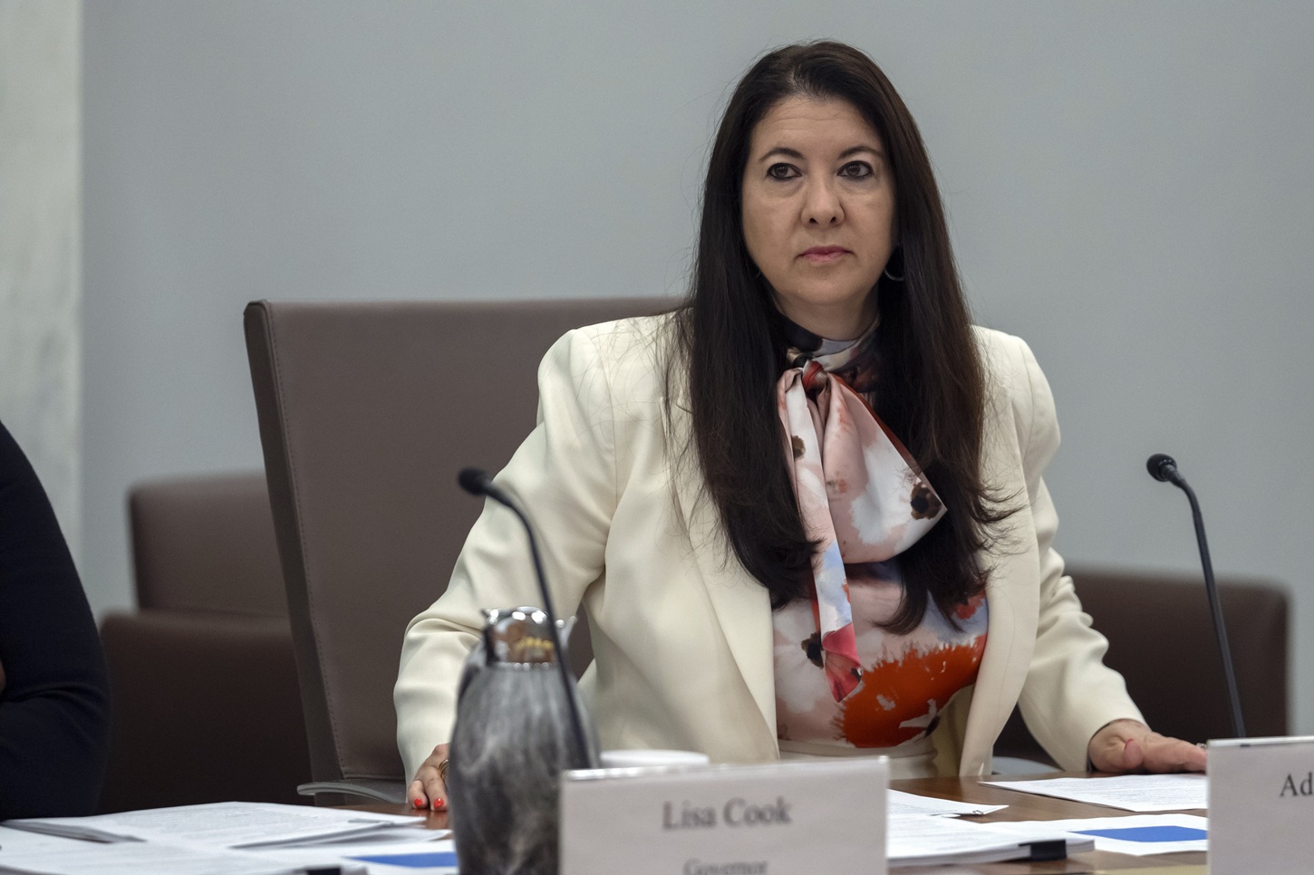 Renuncia gobernadora de la Fed y le abre un espacio a Trump para controlar el organismo