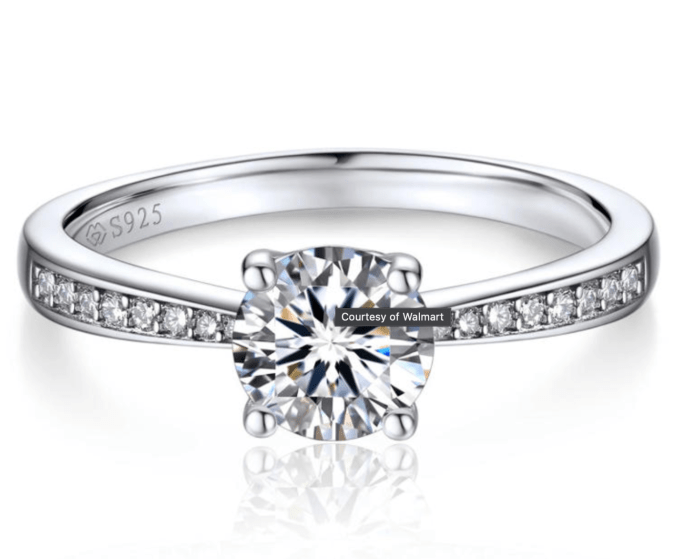 Expertos señalan que este anillo puede simular a un anillo de lujo de manera sencilla.