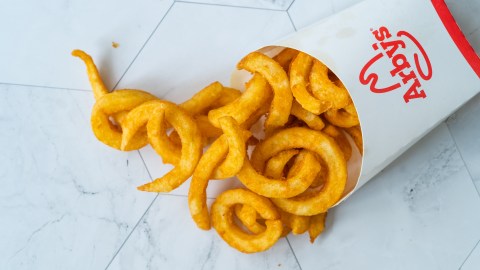 Arby's regalará papas fritas durante el mes de agosto y ofrece varias ofertas para comprar en línea y en las apps.