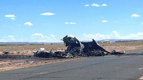 La aeronave se estrelló cerca del aeropuerto Chinle y ardió en llamas.