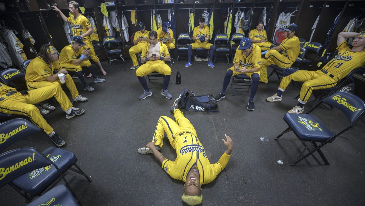 Beisbolista hace el ridículo en CNN: intentó hacer una voltereta y aterrizó con el rostro