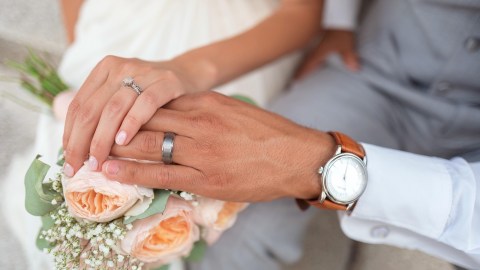 Padrino desata polémica en boda