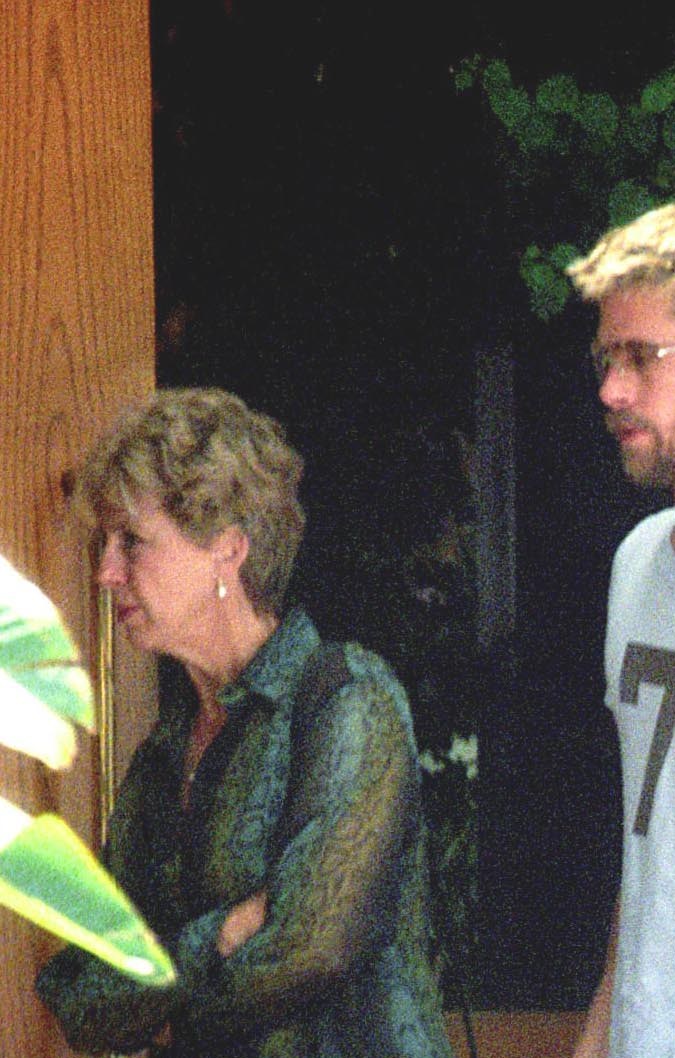 Brad Pitt acompañando a su madre, Jane Etta Pitt, en el año 2001.