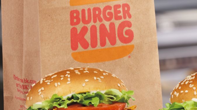 La Crispy Onion Whopper se sirve con una hamburguesa de más de ¼ libra de carne de res y aros de cebolla.