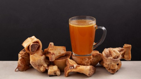Prepara el caldo de huesos para aumentar el consumo de colágeno natural.