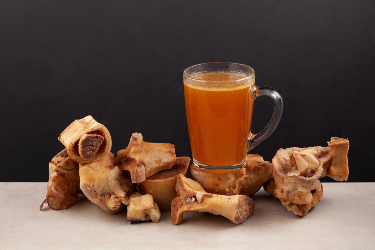 Nutrición en una taza: La receta de caldo de huesos para recuperar músculos y piel