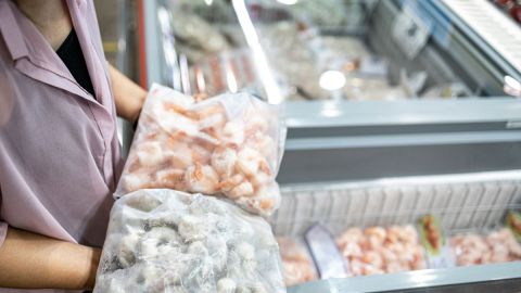 La FDA alerta del riesgo de contaminación de los camarones por un manejo insalubre del producto.