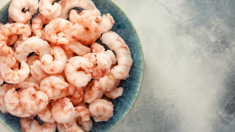 Los camarones se contaminaron posiblemente por un manejo insalubre del producto durante el envasado.