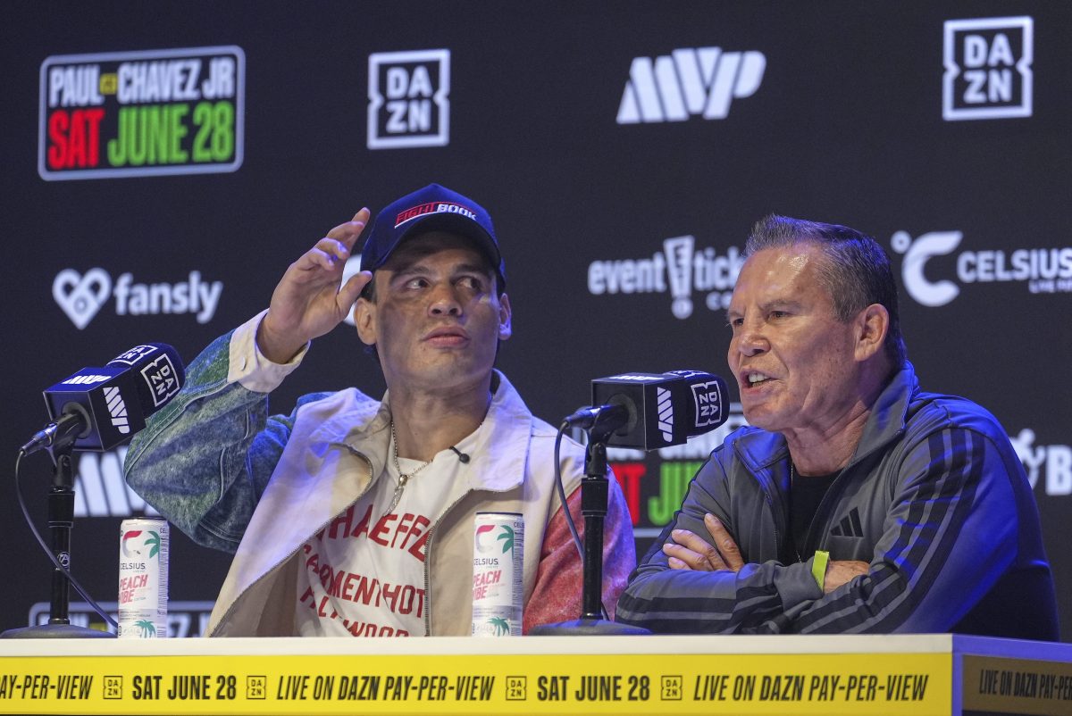 Julio César Chávez y su hijo sellan su reencuentro con un paternal beso en la boca tras liberación