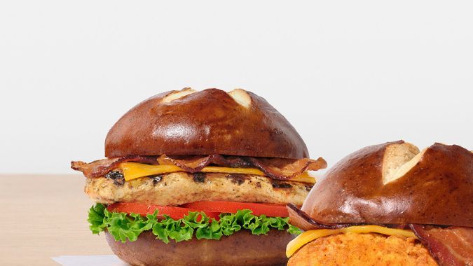 El Pretzel Cheddar Club Sandwich tiene tres opciones para personalizar con pechuga original, picante o a la parrilla.