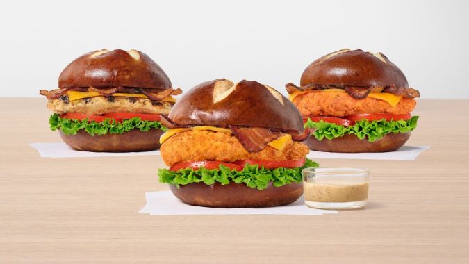 El Pretzel Cheddar Club Sandwich tiene tres opciones para personalizar con pechuga original, picante o a la parrilla.