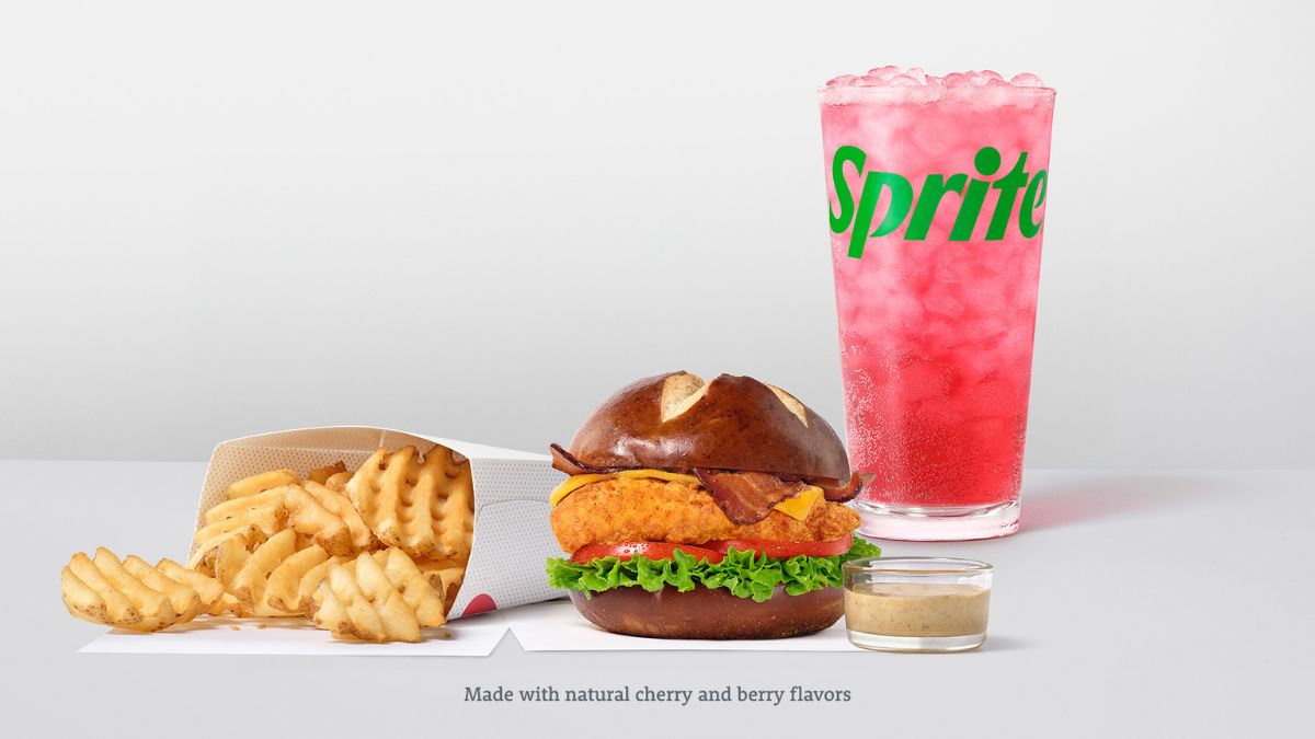 Chick-fil-A renueva su menú con un nuevo sándwich, chips y una línea de bebidas Cherry Berry