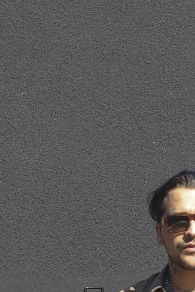 Nodal y Aguilar caminaron tomados de la mano.