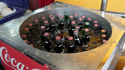 Con solo un litro de Coca Cola puedes hacer un granizado refrescante para el verano.