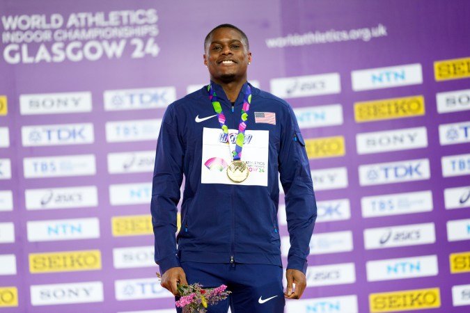 Christian Coleman, de Estados Unidos, posa en el podio tras ganar la medalla de oro en los 60 metros masculinos durante el Campeonato Mundial de Atletismo en Pista Cubierta en el Emirates Arena de Glasgow, Escocia, el sábado 2 de marzo de 2024. (Foto AP/Bernat Armangue)