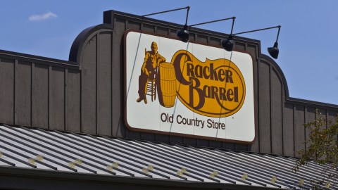 Cracker Barrel ha estado trabajando en estrategias para para refrescar su imagen.
