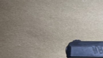 Los detectives recuperaron una pistola de 9 mm en la escena.