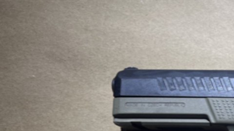 Los detectives recuperaron una pistola de 9 mm en la escena.