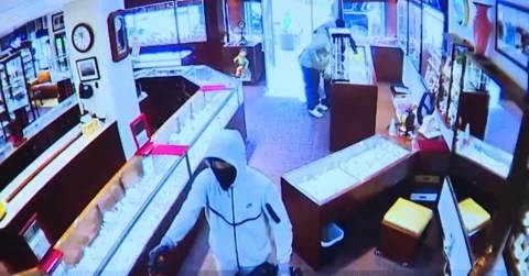 Cuatro hombres asaltaron una joyería en Seattle en menos de 2 minutos y extrajeron cerca de $2 millones en mercancías.