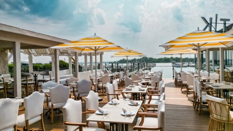 El nuevo restaurante ofrece un ambiente elegante y relajado a orillas de Eastchester Bay