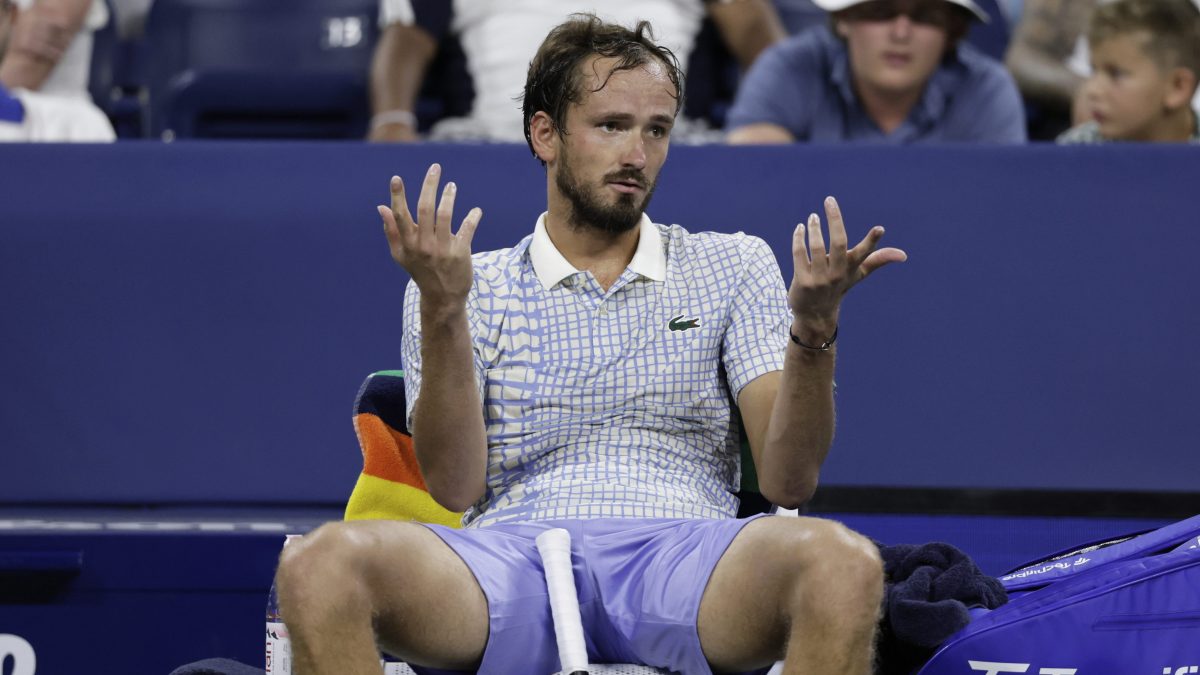 Medvedev explotó contra el juez de silla y rompió su raqueta tras caer ante Bonzi en el US Open (Video)
