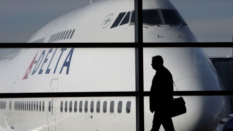 Delta Air Lines enfrenta una demanda millonaria por publicidad engañosa, por vender asientos de ventana, sin ventana.