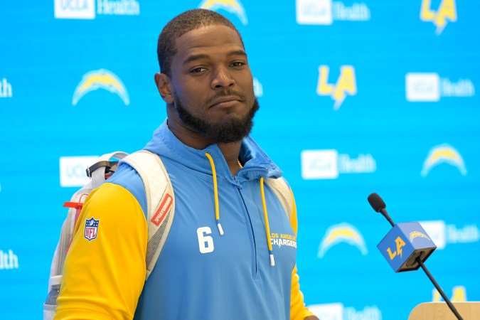 El linebacker de los Chargers de Los Ángeles, Denzel Perryman, habla con los medios durante la práctica de fútbol americano de la NFL el martes 20 de mayo de 2025, en El Segundo, California. (AP Photo/Jayne Kamin-Oncea, Archivo)