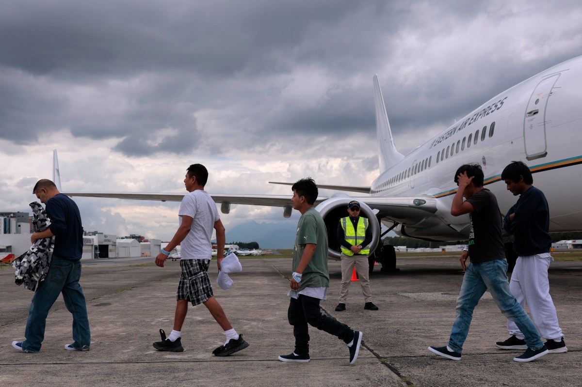 Se autodeportó alumno de Nueva York detenido por ICE; autoridad escolar viajó a Guatemala para graduarlo