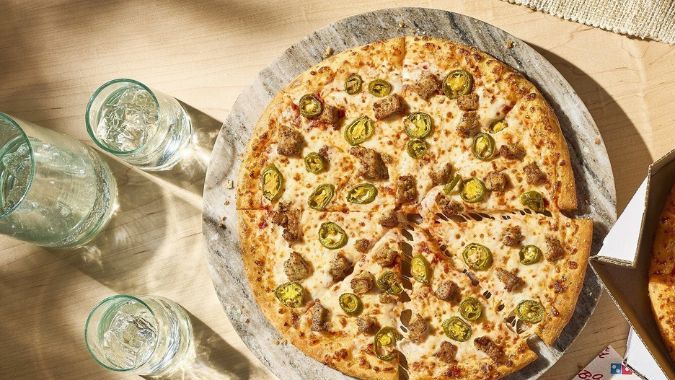 Los clientes de Domino´s pueden pedir cualquier pizza con cualquier ingrediente por $9,99 cada una.