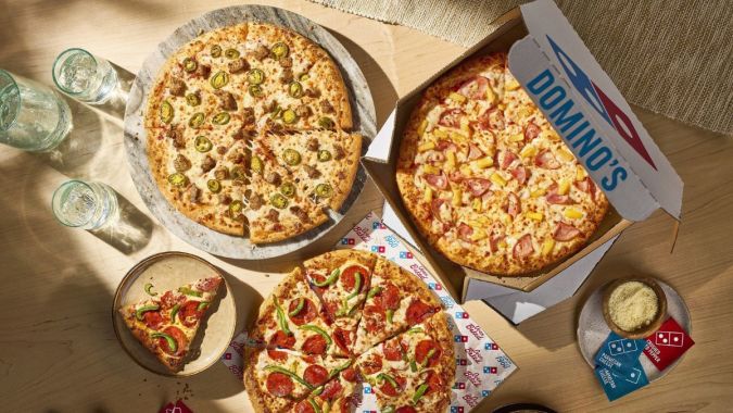 Los clientes de Domino´s pueden pedir cualquier pizza con cualquier ingrediente por $9,99 cada una.