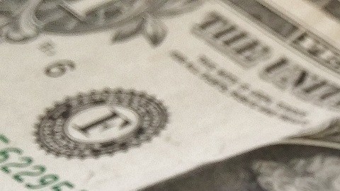 Errores como usar bandas elásticas o ligas pueden dañar los billetes mientras los conservas.
