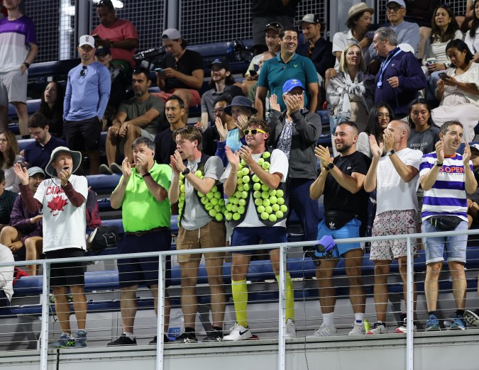 Los tres fans de amarillo apoyaron a Fernández en todo el mundo y la jugadora les agradeció personalmente al final del partido.