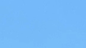 Aficiondados al tenis ingresan al estadio en Flushing.