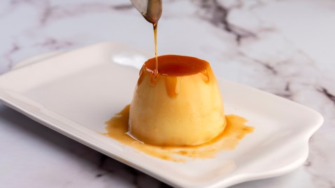 Con pocos ingredientes y en el microondas puedes hacer un delicioso flan.