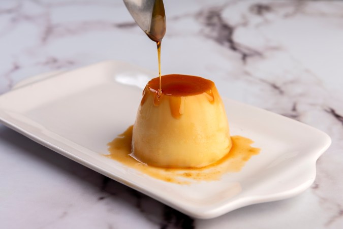 Con pocos ingredientes y en el microondas puedes hacer un delicioso flan.