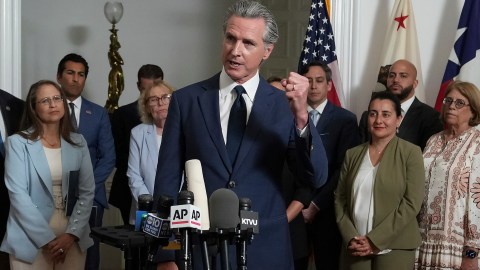 California desafía a Trump por rediseño de mapa electoral: "Está jugando con fuego"