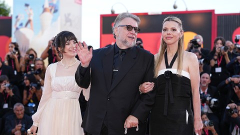 Guillermo del Toro desfiló por la alfombra roja junto a su hija y esposa.