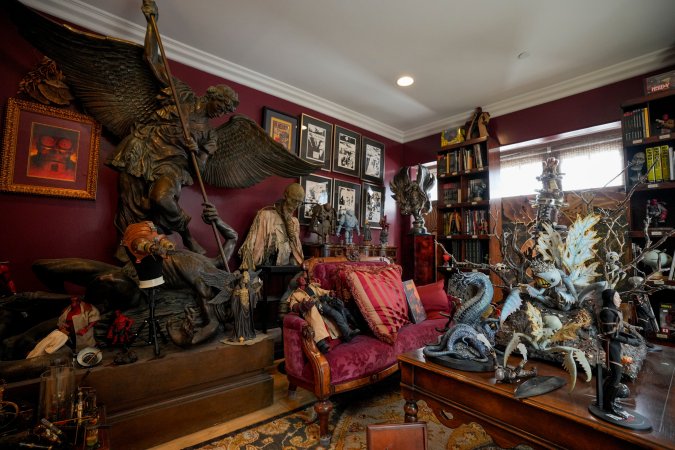 La colección del cineasta está resguardada en una casa, conocida como 'Bleak House'.