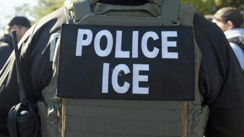 Agente del Servicio de Control de Inmigración y Aduanas.
