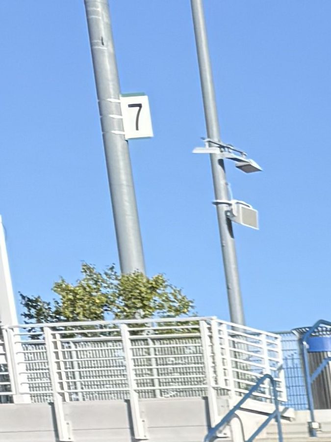 Rolando Díaz revisa uno de los coolers con toallas en una pista exterior del US Open.