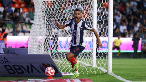 Tecatito Corona descarta su retiro del fútbol a los 32 años.