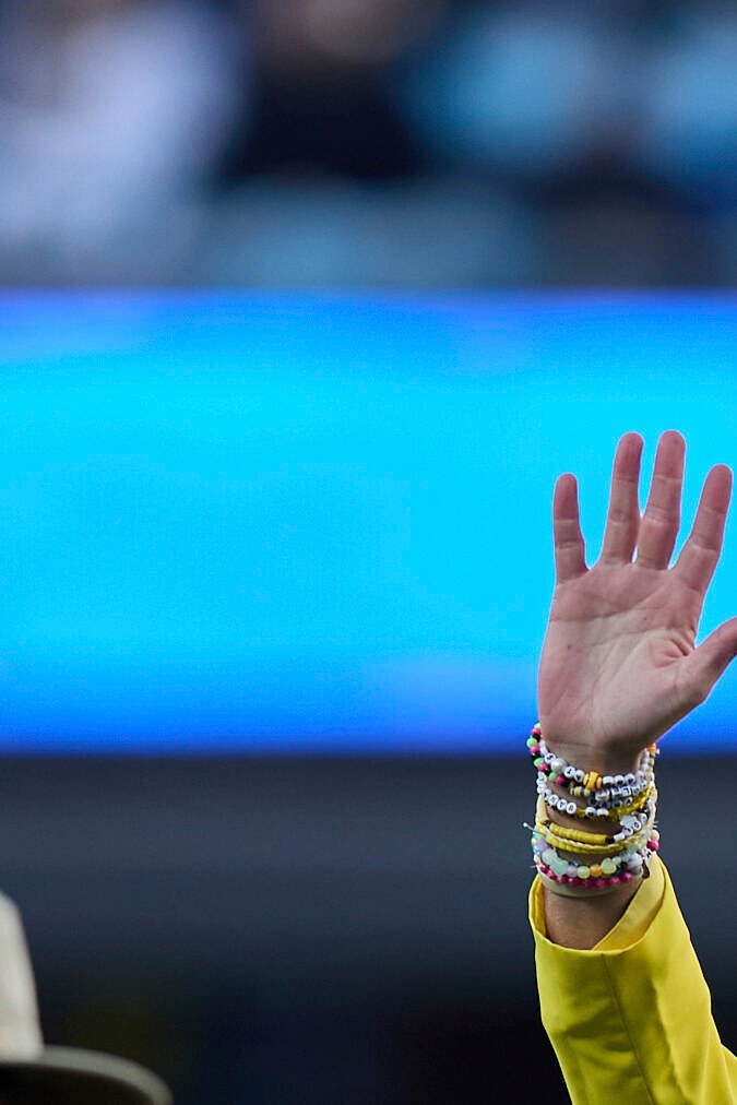 Jesse Cole, dueño de los Savannah Bananas, toca el tambor "Keep Pounding" antes de un partido de fútbol americano de la NFL entre los Carolina Panthers y los Tampa Bay Buccaneers, el domingo 1 de diciembre de 2024, en Charlotte, Carolina del Norte. (Foto AP/Brian Westerholt)