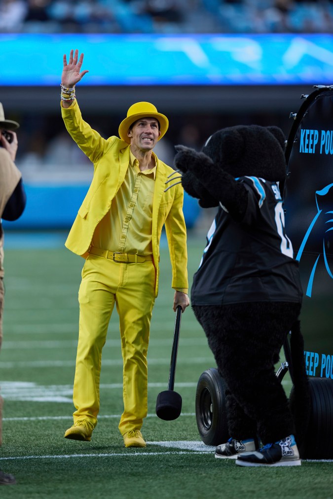Jesse Cole, dueño de los Savannah Bananas, toca el tambor "Keep Pounding" antes de un partido de fútbol americano de la NFL entre los Carolina Panthers y los Tampa Bay Buccaneers, el domingo 1 de diciembre de 2024, en Charlotte, Carolina del Norte. (Foto AP/Brian Westerholt)
