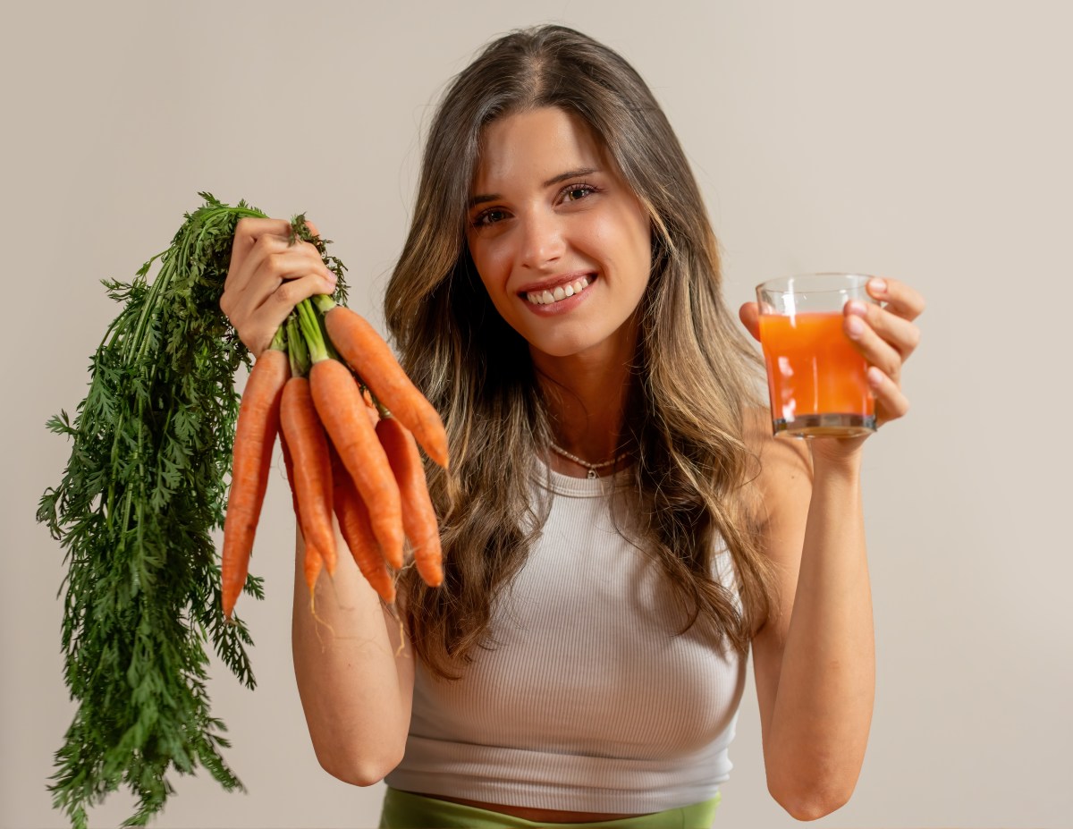 Por qué la ciencia dice que el jugo de zanahoria es tu mejor aliado antiedad