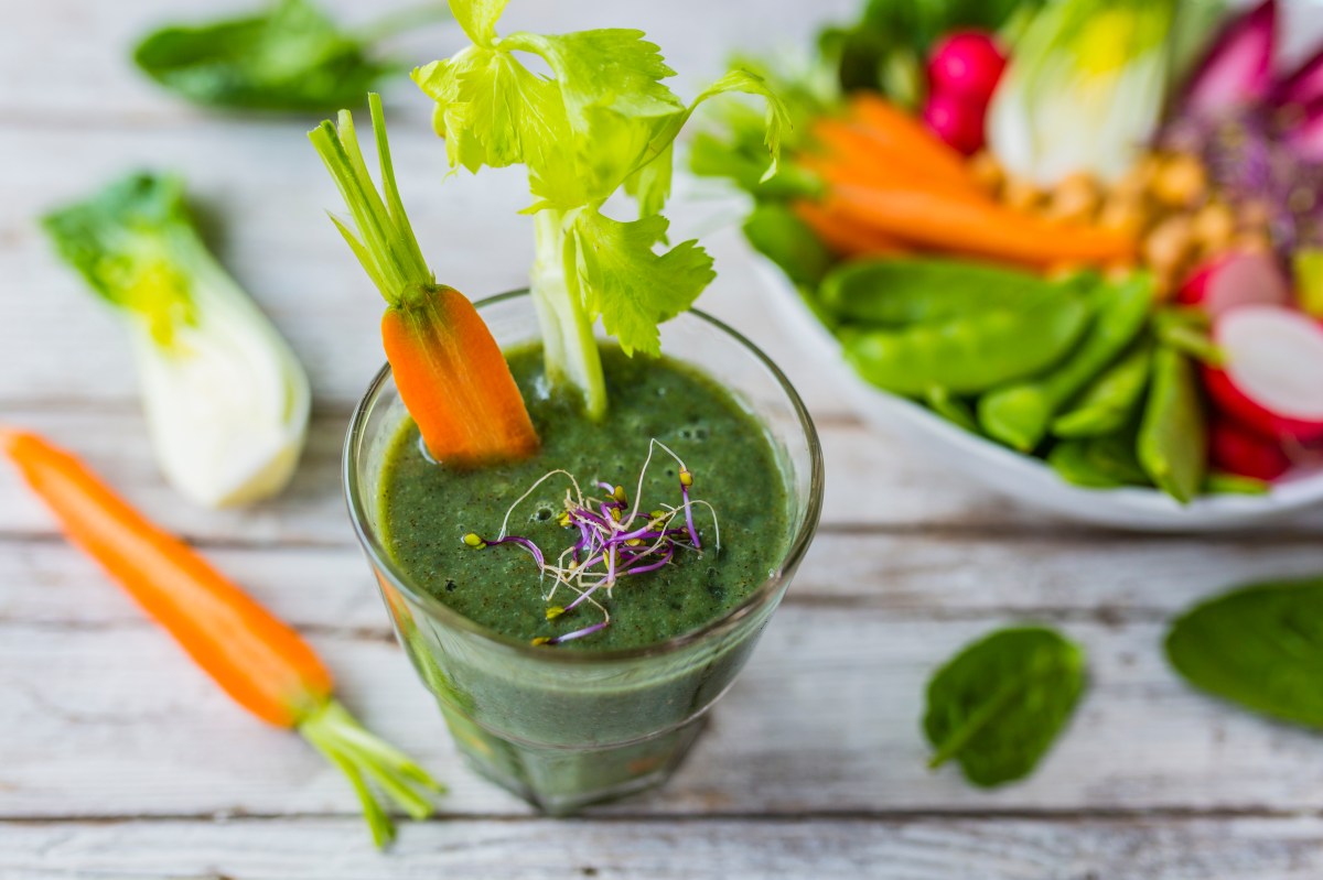 Cómo el jugo de zanahoria y espinaca protege tu estómago de la gastritis