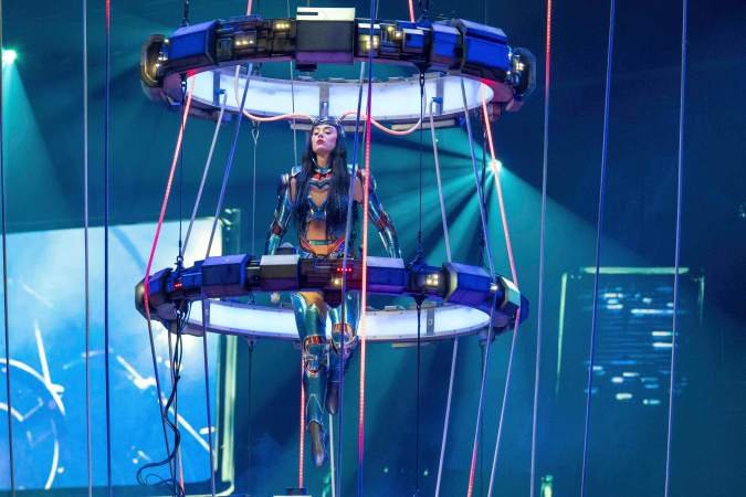 Katy Perry ofrece un show con una estética futurista en su gira 'Lifetimes'.