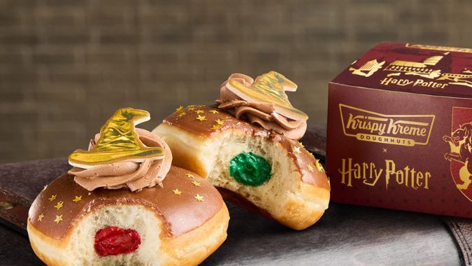 La dona de sombrero está bañada en un delicioso glaseado de chocolate y cubierta con brillantes estrellas y azúcar dorados.