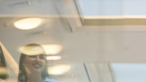 Las ventas minoristas mantienen su crecimiento en sectores como el automotriz y en tiendas de ropa.