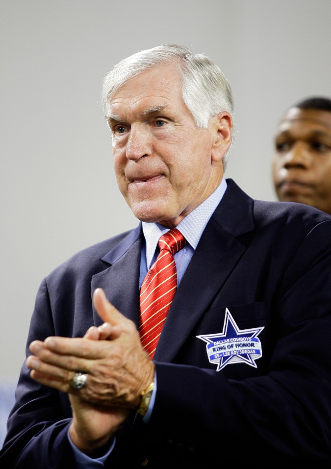 El exjugador de los Dallas Cowboys y miembro del Círculo de Honor, Lee Roy Jordan, observa antes de la ceremonia de medio tiempo durante un partido de fútbol americano de la NFL contra los New York Giants, el domingo 20 de septiembre de 2009, en Arlington, Texas. (Foto AP/Donna McWilliam, Archivo)